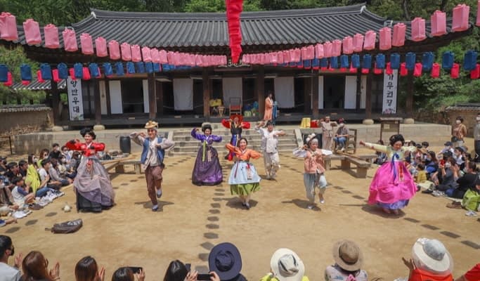 Korean Folk Village + Starfield Suwon + Hwaseong Fortress (+ Tethered Hot Air Balloon Experience option) 1 Day Tour - from Seoul - main view