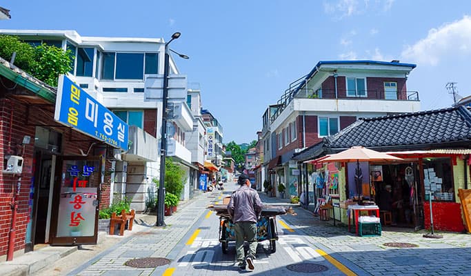 Korean Hanok Village Docent Virtual Tour (Live Commentary) - main view