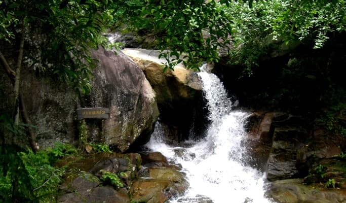Huai Yang Waterfall 1 Day Private Tour - main view