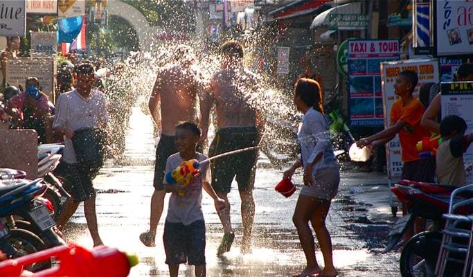 Bangkok Songkran Festival Tour: Wat Arun + Water Battle (Apr 13~15) - main view