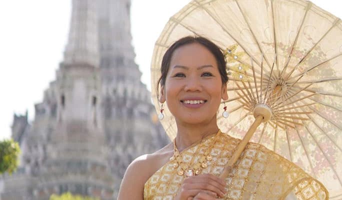 Thai Costume Rental & Hairstyling with Professional Photography in Wat Arun - main view